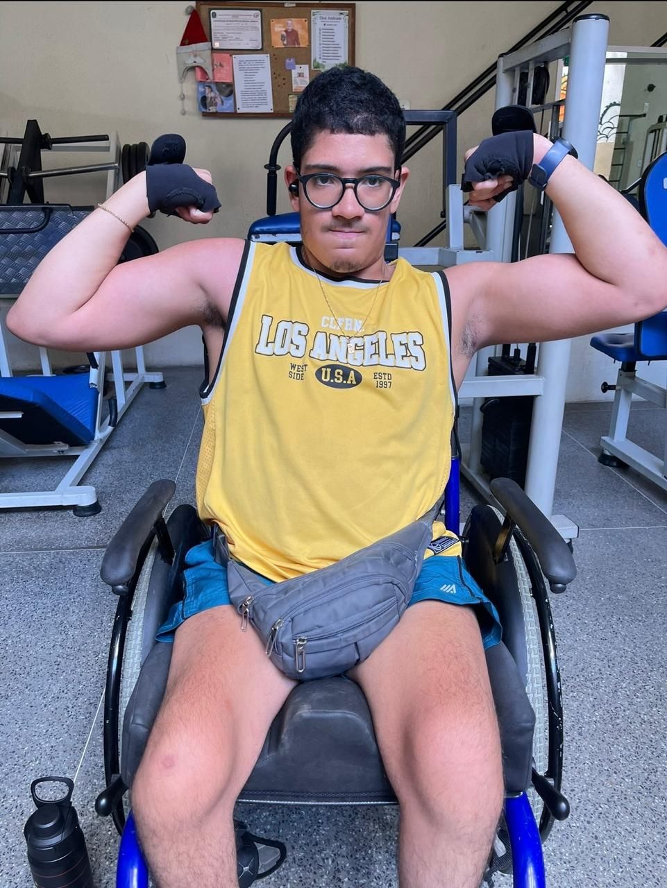 Gustavo depois do acompanhamento, mostrando os braços